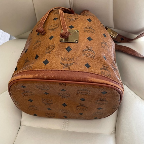 MCM bucket bag 🖤 - Picture 3 of 9